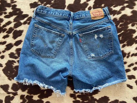 Pre-Loved Women's Levis Medium Wash Shorts Size 30 - Deer Creek Mercantile