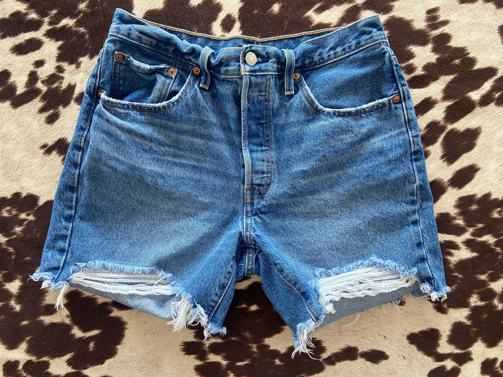 Pre-Loved Women's Levis Medium Wash Shorts Size 30 - Deer Creek Mercantile