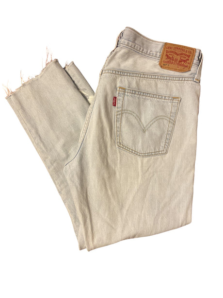 Pre-Loved Levi's Capri Length W/ Flower *Size 29 - Deer Creek Mercantile