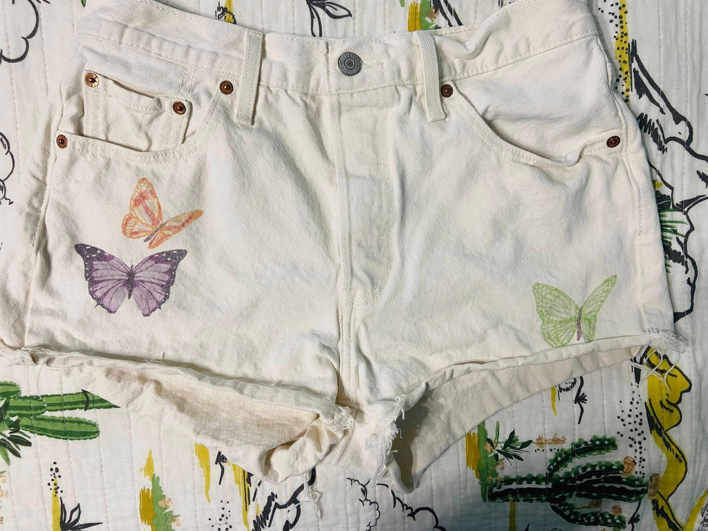 Pre-Loved Butterfly White Levis Denim Shorts Size 29 - Deer Creek Mercantile