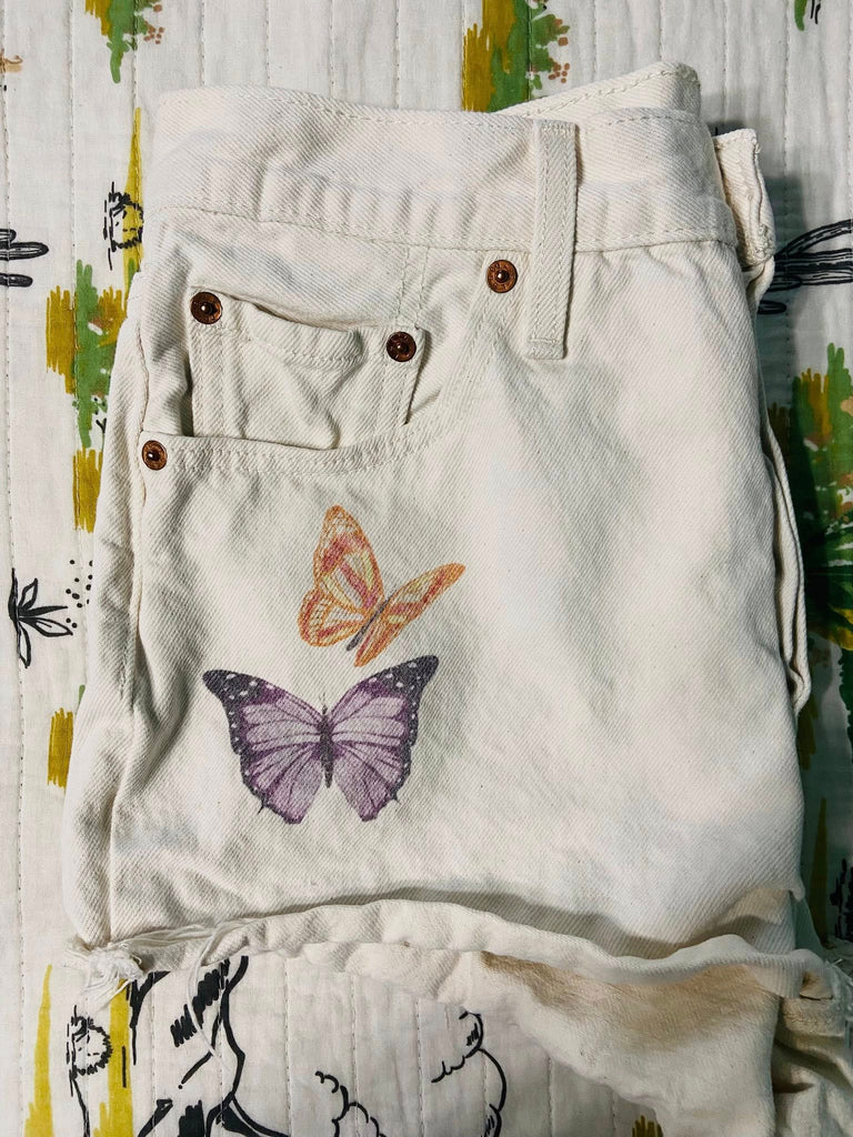 Pre-Loved Butterfly White Levis Denim Shorts Size 29 - Deer Creek Mercantile
